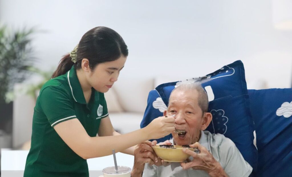 Mở dịch vụ chăm sóc người lớn tuổi